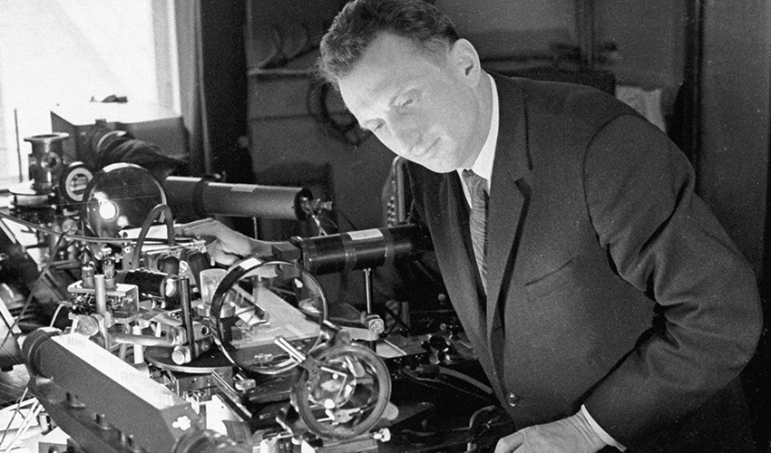 Взял молоток и разбил все приборы