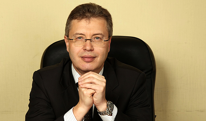 Инжиниринговая газель в университетской мантии